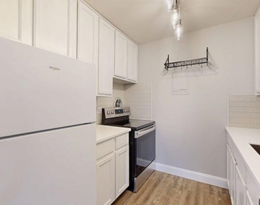 2108 Pauline Boulevard - Photo Thumbnail 3