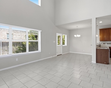 2304 S Lakeline Blvd - Photo Thumbnail 4