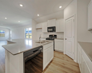 108 Montego St - Photo Thumbnail 7