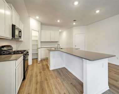 108 Montego St - Photo Thumbnail 6