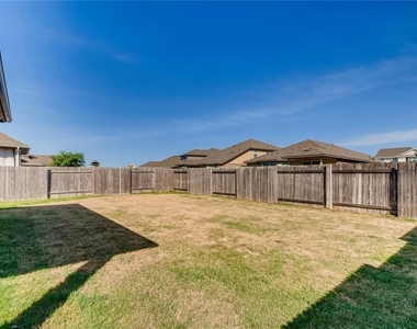 121 Kavanaugh St - Photo Thumbnail 24