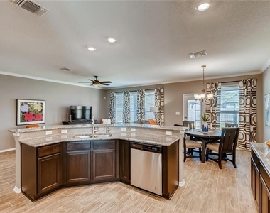 121 Kavanaugh St - Photo Thumbnail 9