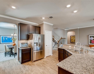 121 Kavanaugh St - Photo Thumbnail 10