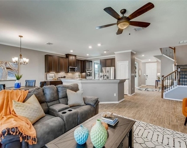 121 Kavanaugh St - Photo Thumbnail 5