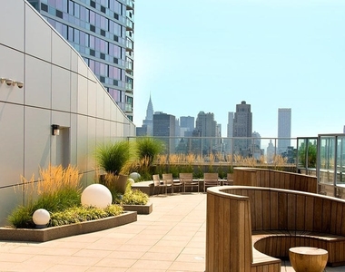 Copy of 505 West 37th Street, Unit 2710 - Photo Thumbnail 3
