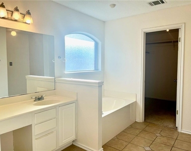 16831 Bailey Jean Dr - Photo Thumbnail 8