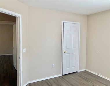 1121 Terry Dr - Photo Thumbnail 12