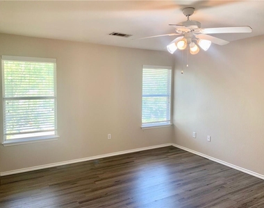 1121 Terry Dr - Photo Thumbnail 11