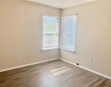 1121 Terry Dr - Photo Thumbnail 16