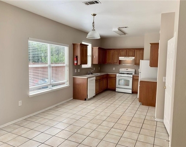 1121 Terry Dr - Photo Thumbnail 5