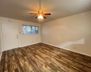 1037 E 44th St - Photo Thumbnail 4