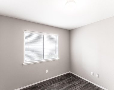 180 Onyx Lake Dr - Photo Thumbnail 12