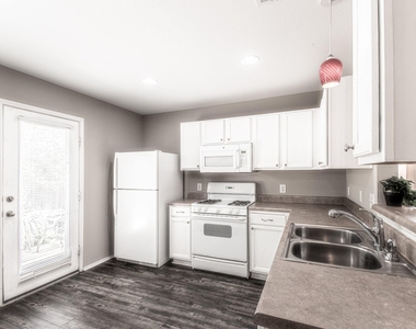 180 Onyx Lake Dr - Photo Thumbnail 9