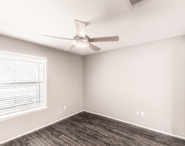 180 Onyx Lake Dr - Photo Thumbnail 8
