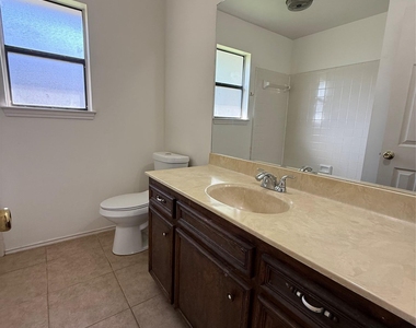 16307 Framingham Cir - Photo Thumbnail 9
