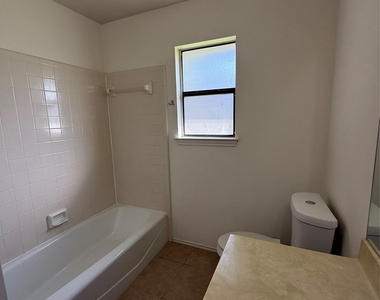16307 Framingham Cir - Photo Thumbnail 10