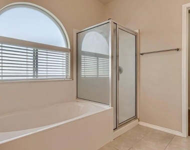 301 Comal Run - Photo Thumbnail 24