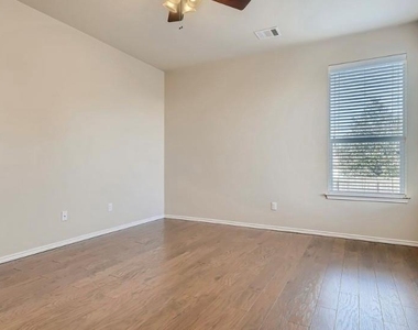 301 Comal Run - Photo Thumbnail 12