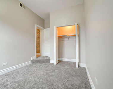 4858 S Prairie Avenue - Photo Thumbnail 10