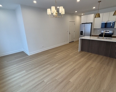 6042 S Eberhart Avenue - Photo Thumbnail 4