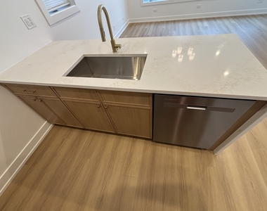6042 S Eberhart Avenue - Photo Thumbnail 7