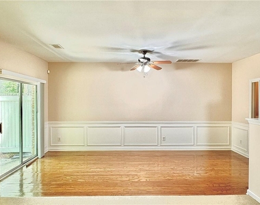370 Creek Manor Way - Photo Thumbnail 3
