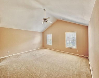 370 Creek Manor Way - Photo Thumbnail 11