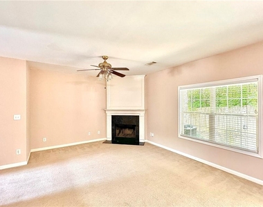 370 Creek Manor Way - Photo Thumbnail 4