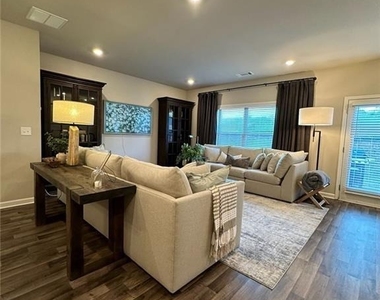 126 Auburn Crossing Drive - Photo Thumbnail 8