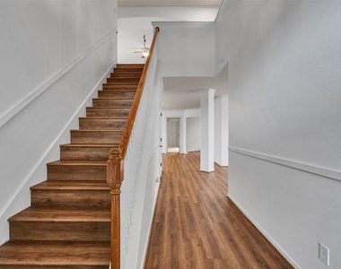 9915 Valance Way - Photo Thumbnail 3