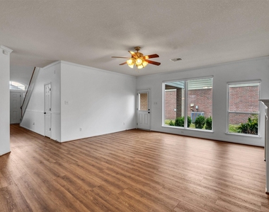 9915 Valance Way - Photo Thumbnail 4