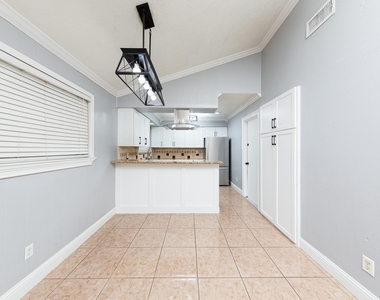 823 Parkhill Street - Photo Thumbnail 8