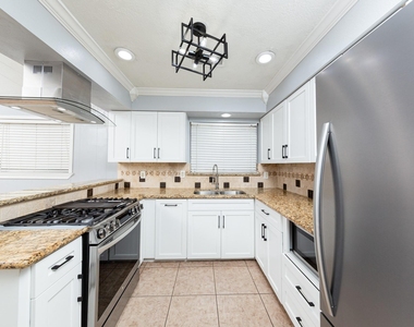 823 Parkhill Street - Photo Thumbnail 10