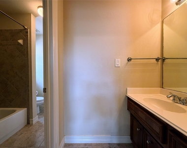 4702 Payton Chase Lane - Photo Thumbnail 35