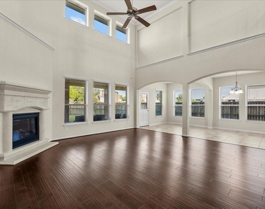 2246 Oakleaf Trail Lane - Photo Thumbnail 8