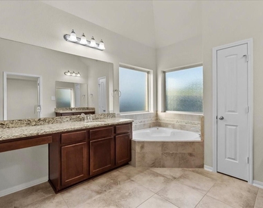 2246 Oakleaf Trail Lane - Photo Thumbnail 25
