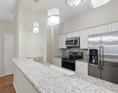 506 Wilcrest Drive - Photo Thumbnail 7