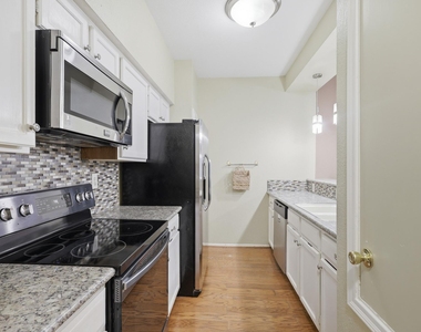 506 Wilcrest Drive - Photo Thumbnail 5