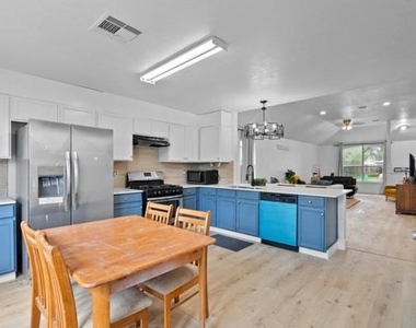 5915 Shining Leaf Court - Photo Thumbnail 10
