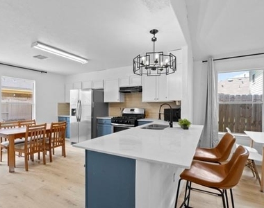 5915 Shining Leaf Court - Photo Thumbnail 7