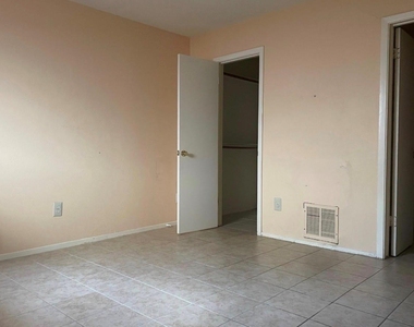 10751 Corona Lane - Photo Thumbnail 5