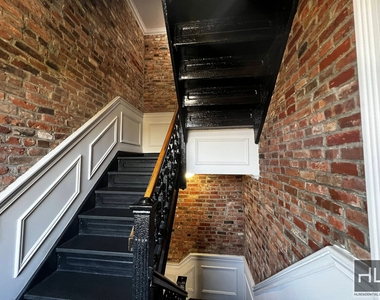 Essex Street - Photo Thumbnail 8