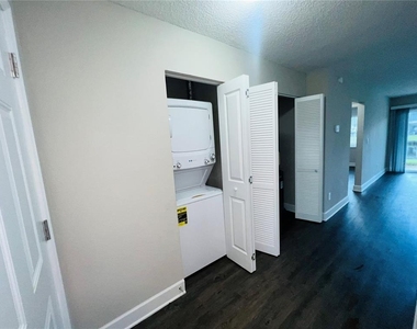 2556 Woodgate Boulevard - Photo Thumbnail 6