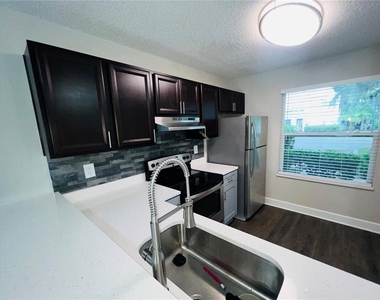 2556 Woodgate Boulevard - Photo Thumbnail 5