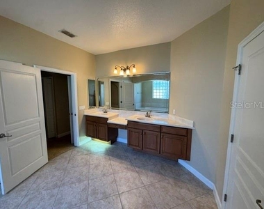1079 Glenraven Lane - Photo Thumbnail 9