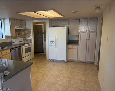 720 Sea Pines Lane - Photo Thumbnail 5