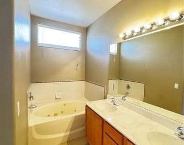 10724 Windrose Point Avenue - Photo Thumbnail 16
