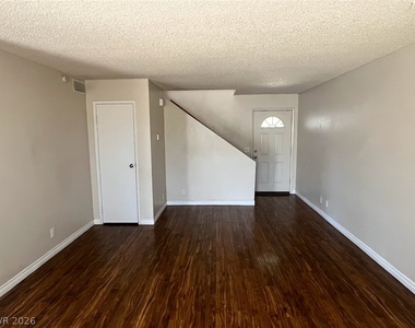914 Scarlet Ridge Drive - Photo Thumbnail 3