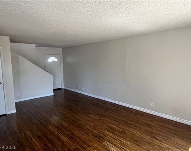914 Scarlet Ridge Drive - Photo Thumbnail 2