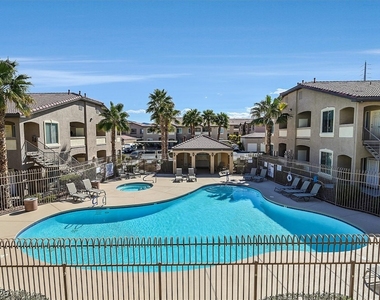 2305 W Horizon Ridge Parkway - Photo Thumbnail 2